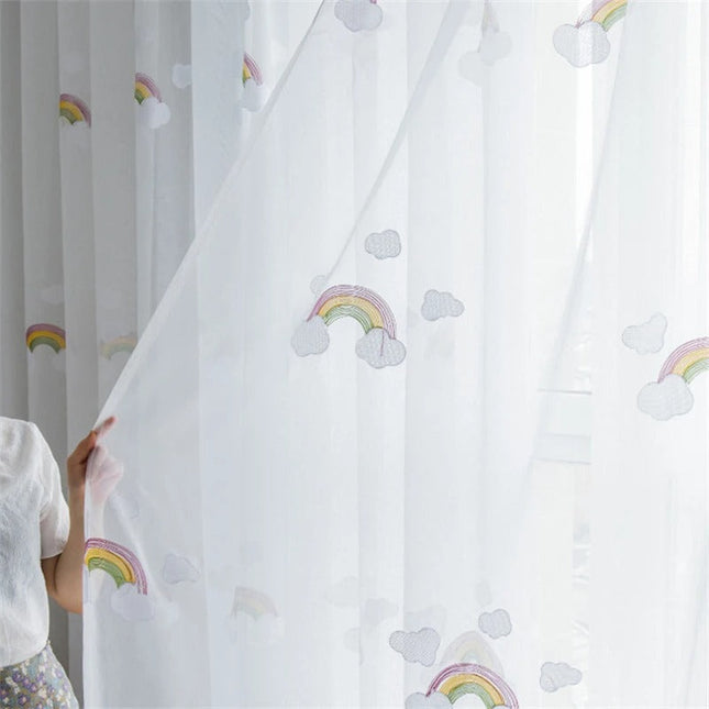 Vitrage kinderkamer met geborduurde regenbogen