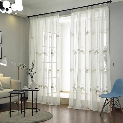 Vitrage kinderkamer met geborduurde regenbogen