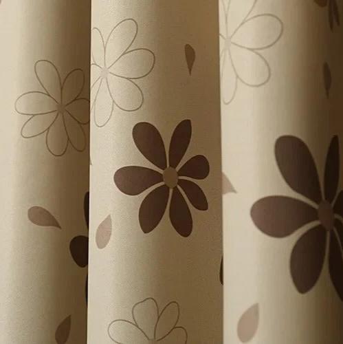 Verduisterend gordijn Inasa met modern bloemmotief.
