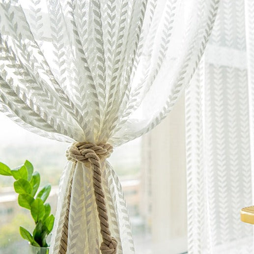 Witte vitrage met visgraatmotief