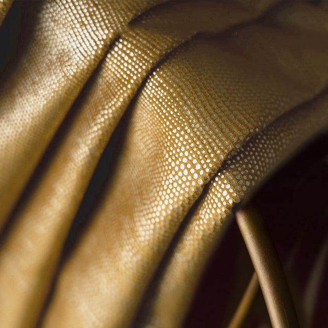 Geel Scandinavisch gordijn met stippenpatroon.