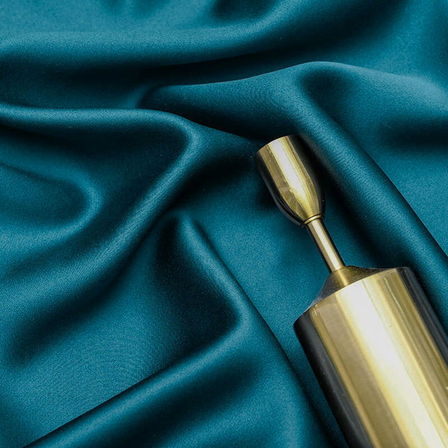 Blauw fluwelen gordijn met borduursel