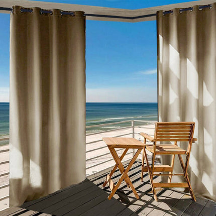 Beige waterdicht buitengordijn voor de serre.