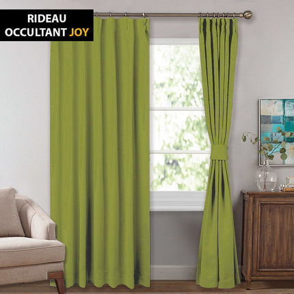 Lichtgroen verduisterend gordijn met plooien