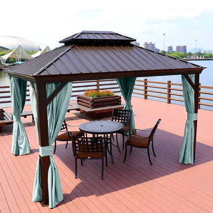 Weerbestendig buitengordijn voor terras met ringen.