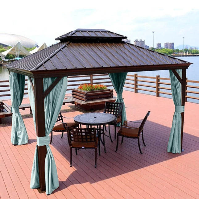 Weerbestendig buitengordijn voor terras met ringen.