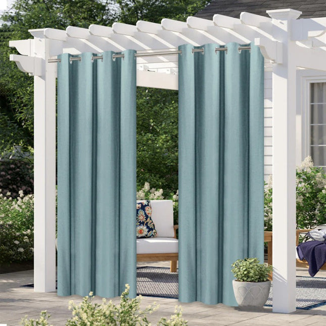 Weerbestendig buitengordijn voor terras met ringen.