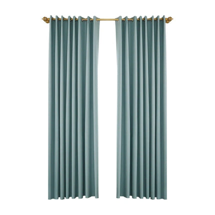 Weerbestendig buitengordijn voor terras met ringen.