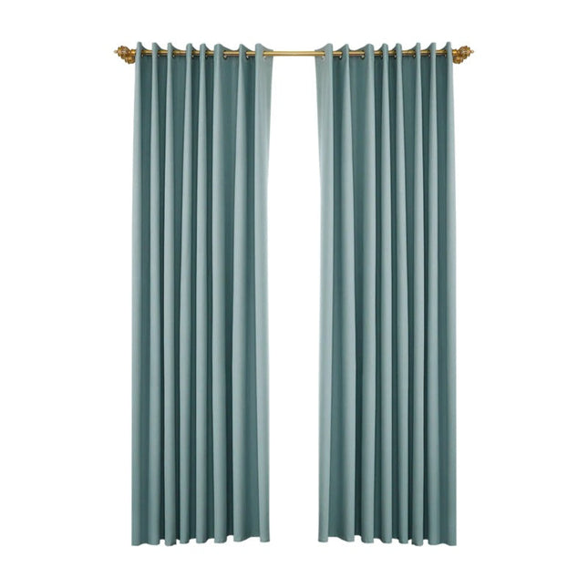 Weerbestendig buitengordijn voor terras met ringen.