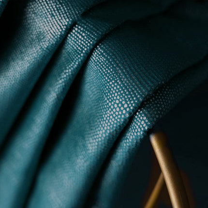 Verduisterend gordijn petrolblauw met sterrenpatroon.