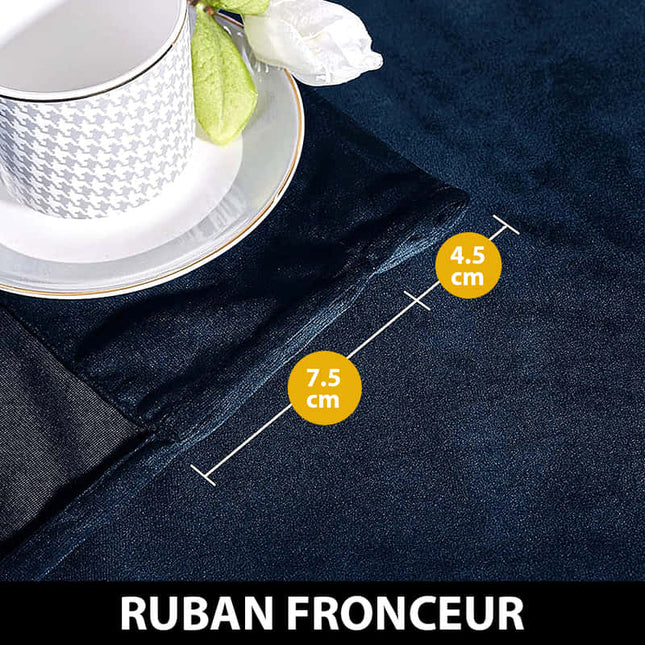 Nachtblauw verduisterend fluwelen gordijn.